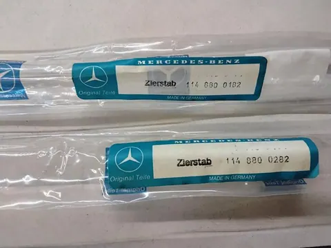 Ansicht 3 von 3: Original Mercedes-Benz W114 W115/8 Zierstab Kotflügel Vorne R+L A1148800182 + A1148800282 ! NEU