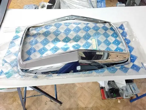 Original Mercedes-Benz W114 W115/8 1-Serie CHROM Kühlergrillrahmen Rahmen Kühlergrill A1158880315 ! NEU