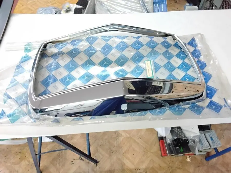 Original Mercedes-Benz W114 W115/8 1-Serie CHROM Kühlergrillrahmen Rahmen Kühlergrill A1158880315 ! NEU
