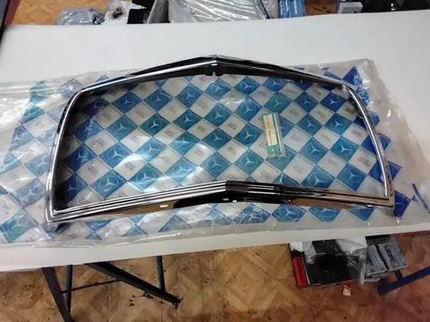 Ansicht 2 von 4: Original Mercedes-Benz W114 W115/8 1-Serie CHROM Kühlergrillrahmen Rahmen Kühlergrill A1158880315 ! NEU