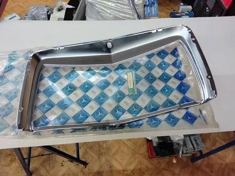 Ansicht 3 von 4: Original Mercedes-Benz W114 W115/8 1-Serie CHROM Kühlergrillrahmen Rahmen Kühlergrill A1158880315 ! NEU