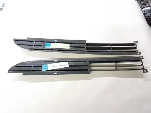 Original Mercedes-Benz W114 W115/8 Front Gitter Luftgitter Rechts + Links A1158880123 + A1158880223 ! NEU