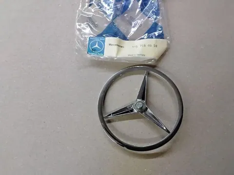 Ansicht 2 von 3: Original Mercedes-Benz W114 W115/8 Kofferraumdeckel Heckklappe CHROM STERN ! NEU A1157580058