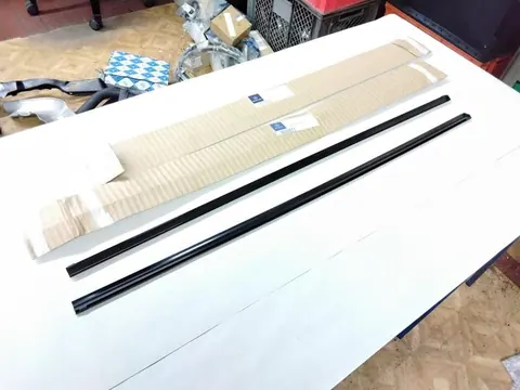 Ansicht 2 von 3: Original Mercedes-Benz R129 W129 SL TÜRE Zierstab Bordkante Vorne R+L NEU A1296900180 + A1296900280