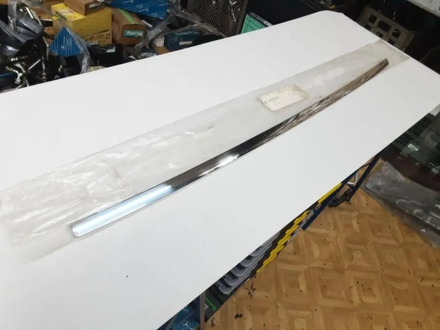 Original Mercedes-Benz W124 E-Klasse LEITBLENDE Verkleidung Stoßstange HINTEN Mitte NEU A1248801936