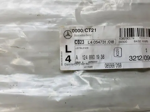 Ansicht 3 von 3: Original Mercedes-Benz W124 E-Klasse LEITBLENDE Verkleidung Stoßstange HINTEN Mitte NEU A1248801936