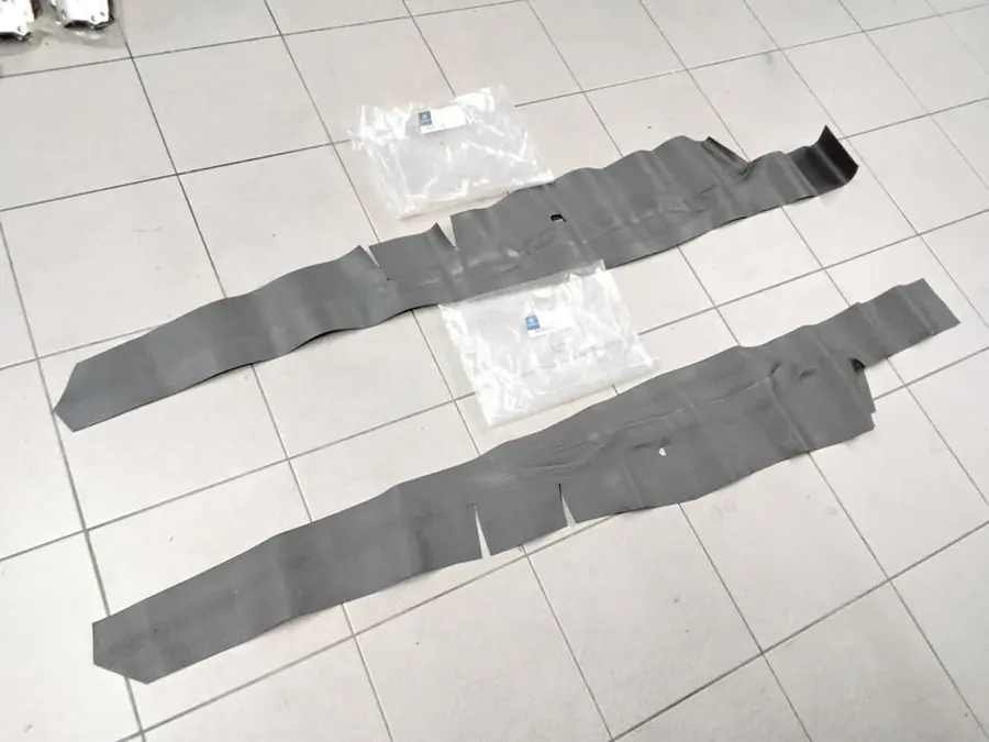 Original Mercedes-Benz W108 W110 W111 Gummibeläge Innenschweller Schwellerbelag R+L NEU A1086860980 + A1086861080