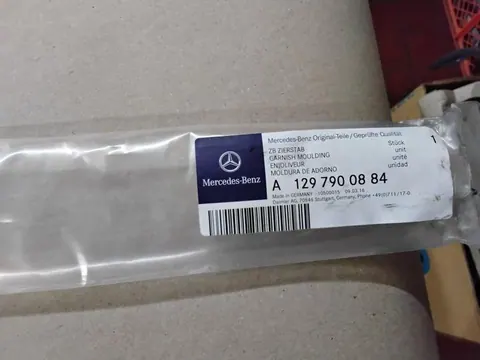 Ansicht 3 von 3: Original Mercedes-Benz R129 W129 SL ZIERBLENDE ZIERSTAB UNTEN BEI GLASAUSFÜHRUNG NEU A1297900884