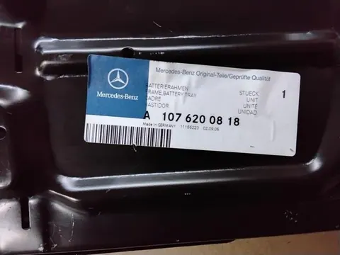 Ansicht 3 von 3: Original Mercedes-Benz W107 SL SLC Coupe Cabrio Batterieblech Batterierahmen HALTER NEU A1076200818