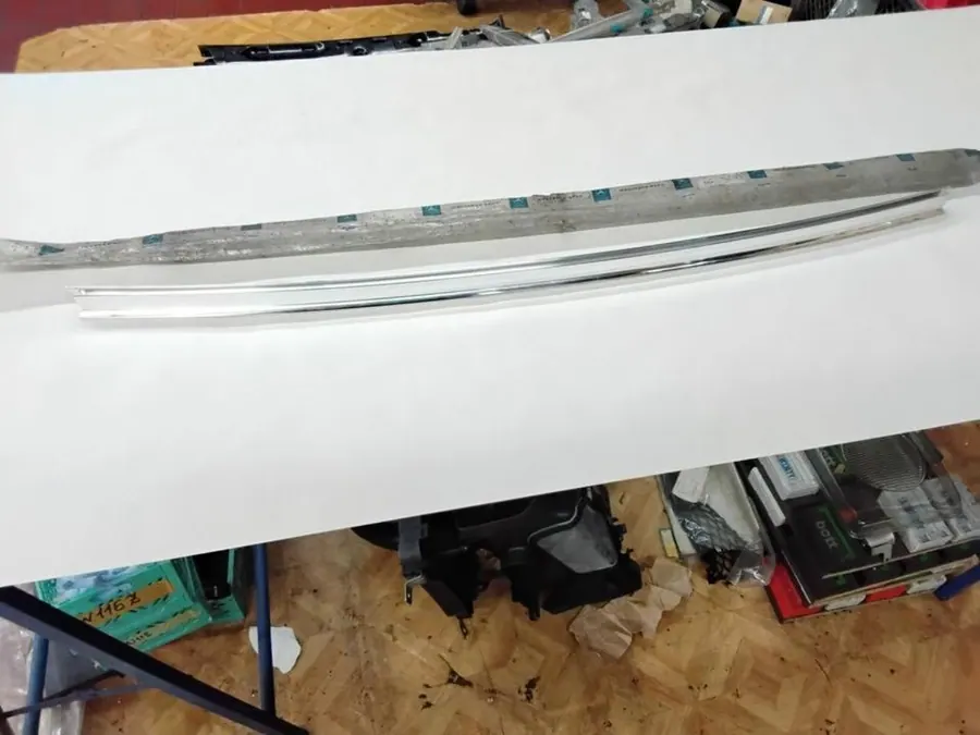 Original Mercedes-Benz W107 SL Cabrio Heckscheibenleiste Hardtop Heckscheibe Zierstab Oben NEU.... A1076781183