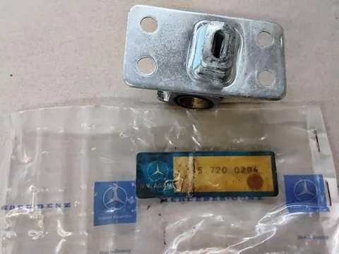 Ansicht 3 von 3: Original Mercedes-Benz W108 W109 W111 W113 W114 W115 Schlißkeil Schliessoese Vorne Rechts NEU A1157200204