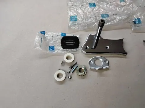 Ansicht 3 von 4: Original Mercedes-Benz W108 W109 W111 W112 CHROM Montagesatz Halter Befestigungsmaterial Mittelarmlehne R+L NEU A1089706731 + A1089706831