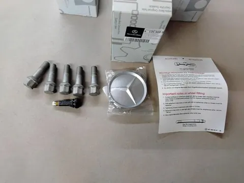 Ansicht 2 von 3: Original Mercedes-Benz W107 SL SLC W126 S-Klasse Alufelgen RADDECKEL TEILESATZ V+H NEU A1264000625
