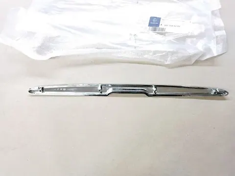 Ansicht 3 von 4: Original Mercedes-Benz W107 SL SLC W114 W115/8 CHROM Heckdeckel Heckklappe Griff Griffleiste NEU A1077580202