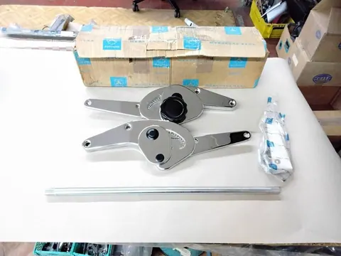 Original Mercedes-Benz W110 W111 Heckflosse CHROM Sitz Verstellung Lehnenverstellung Ruhesitzbeschlag R+L NEU A1089100280