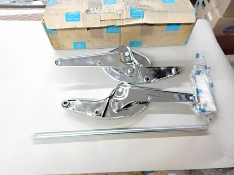 Ansicht 2 von 4: Original Mercedes-Benz W110 W111 Heckflosse CHROM Sitz Verstellung Lehnenverstellung Ruhesitzbeschlag R+L NEU A1089100280