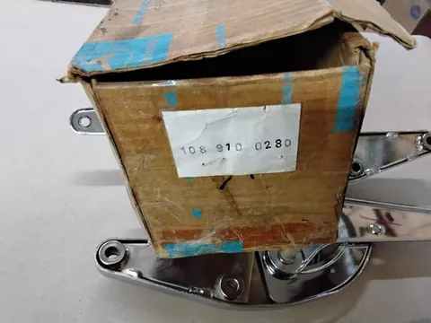 Ansicht 4 von 4: Original Mercedes-Benz W110 W111 Heckflosse CHROM Sitz Verstellung Lehnenverstellung Ruhesitzbeschlag R+L NEU A1089100280