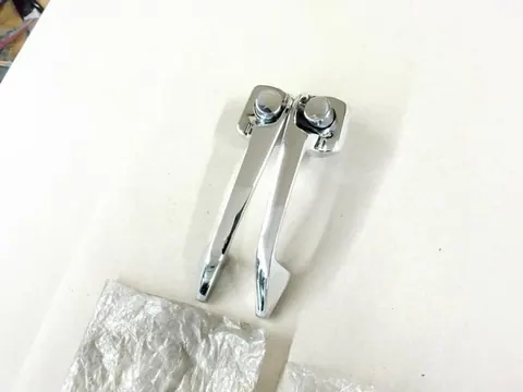 Ansicht 2 von 4: Original Mercedes-Benz W108 S-Klasse 250S/SE Frühe CHROM Hintere Türgriffe R+L NEU A1087660902 + A1087661002