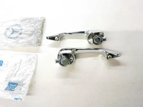 Ansicht 3 von 4: Original Mercedes-Benz W108 S-Klasse 250S/SE Frühe CHROM Hintere Türgriffe R+L NEU A1087660902 + A1087661002