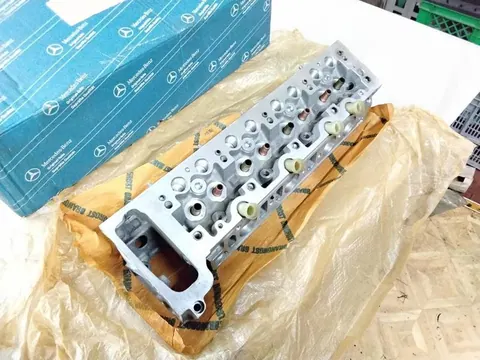 Ansicht 3 von 6: Original Mercedes-Benz R107 W107 SL SLC W116 S-Klasse M117 Motor ZYLINDERKOPF Rechts NEU A1170108621