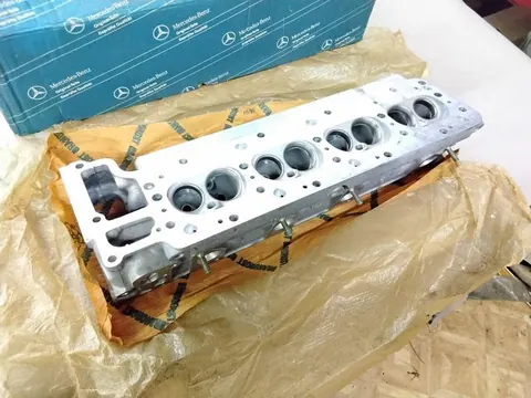 Ansicht 4 von 6: Original Mercedes-Benz R107 W107 SL SLC W116 S-Klasse M117 Motor ZYLINDERKOPF Rechts NEU A1170108621