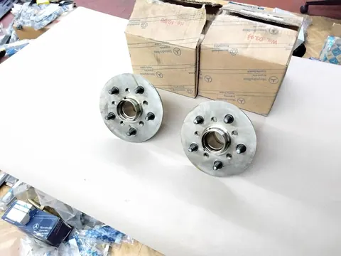 Ansicht 2 von 3: Original Mercedes-Benz W110 W111 W112 Vorderachse Vorderradnabe R+L NEU A1113300525