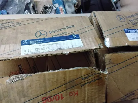Ansicht 3 von 3: Original Mercedes-Benz W110 W111 W112 Vorderachse Vorderradnabe R+L NEU A1113300525