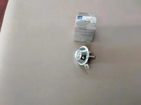 Ansicht 2 von 4: Original Mercedes-Benz W107 W126 M110 Motor Zündverteiler UNTERDRUCKDOSE NEU A0001587218