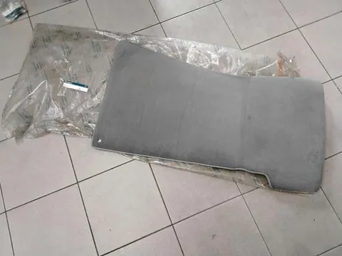 Original Mercedes-Benz W107 SL SLC Coupe Cabrio BELAG Fußmatte Vorne Rechts GRAU NEU A1076804040 / 7124