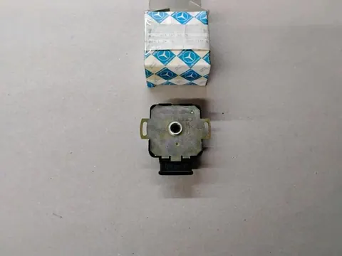 Ansicht 2 von 3: Original Mercedes-Benz W107 W114 W116 M110 Motor Drosselklappenschalter NEU A0035456624