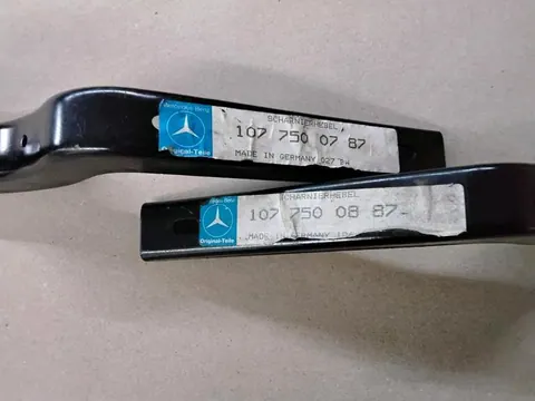 Ansicht 3 von 3: Original Mercedes-Benz W107 SL Cabrio HECKDECKEL Heckklappe SCHARNIERHEBEL R+L NEU A1077500787 + A1077500887