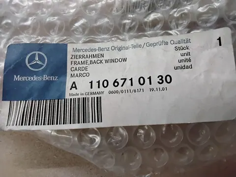 Ansicht 4 von 4: Original Mercedes-Benz W110 W111 Heckflosse Windschutzscheibe Zierrahmen NEU A1106710130