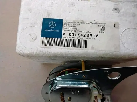 Ansicht 3 von 3: Original Mercedes-Benz W107 280SL/SLC W116 S-Klasse 280SE/SEL Drehzahlmesser + Zeituhren NEU A0015425916