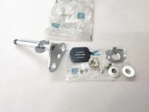 Ansicht 2 von 3: Original Mercedes-Benz W114 W115/8 Befestigungsmaterial Montagesatz Mittelarmlehne Vorne NEU A1159702430