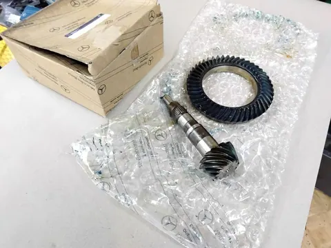 Ansicht 2 von 3: Original Mercedes-Benz W107 W114 W115 W116 W123 Hinterachse RADSATZ 1:3.92 NEU A1233500839