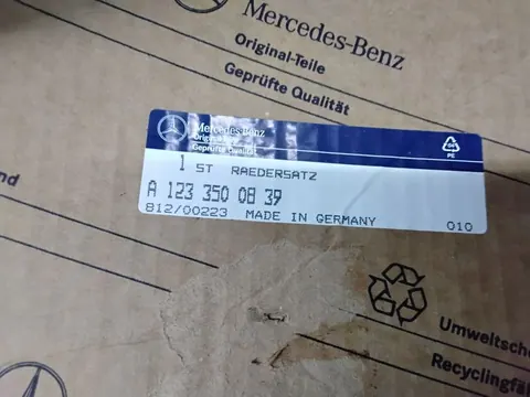 Ansicht 3 von 3: Original Mercedes-Benz W107 W114 W115 W116 W123 Hinterachse RADSATZ 1:3.92 NEU A1233500839