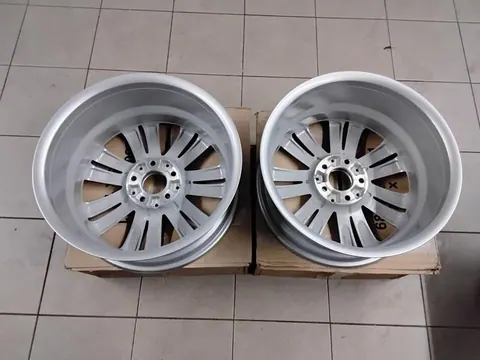 Ansicht 2 von 6: Original Mercedes-Benz W246 CLA RONAL Alufelgen Scheibenrad 7,5Jx17 ET52,5 NEU A2464010602